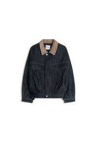 Giubbotto in denim scuro con collo in corduroy marrone chiaro, tasche sul petto con bottoni e maniche lunghe, disposto piatto su sfondo bianco.