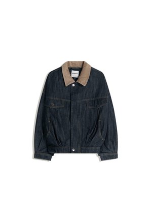 Dunkelblaue Jeansjacke mit hellbraunem Kordkragen, geknöpften Brusttaschen und langen Ärmeln, flach auf einem weißen Hintergrund ausgelegt.