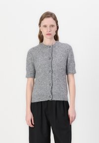 Grå kortermet cardigan laget av mykt materiale med rund hals, knappeåpning og en lett avslappet passform. Detaljer inkluderer teksturert stoff.