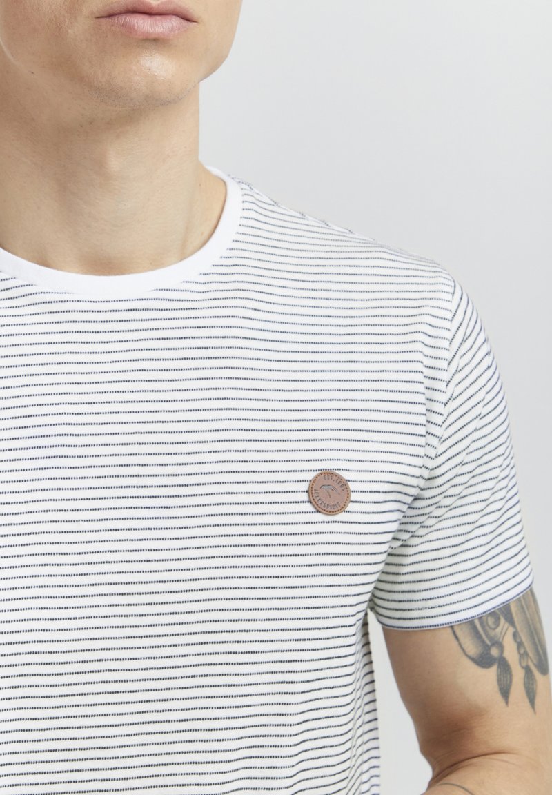 Herren T-Shirts basic | INDICODE JEANS LUPKO T-Shirt print off white/weiß - KK12621 Herren T-Shirts basic | INDICODE JEANS LUPKO T-Shirt print off white/weiß - KK12621