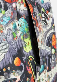 Rygsæk med farverigt sci-fi og alien landskabsprint, der præsenterer robotter, planeter og abstrakte structure, med en sort lynlås og logo-patch.