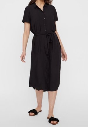 Schwarzes Hemdkleid mit kurzen Ärmeln, tailliertem Gürtel und knieumspielendem Saum. Der Stoff hat eine glatte, leichte Textur.