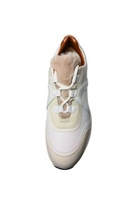 Hvide sneakers med en glat læderoverflade, blød futter indvendigt ved kraven og beige detaljer, samt tykke hvide snørebånd og syede detaljer.