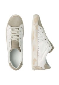Weiße Sneaker mit Wildlederakzenten, runder Spitze, flacher Sohle und perforierten Designelementen an den Seiten, ausgestattet mit einer strukturierten Oberfläche.