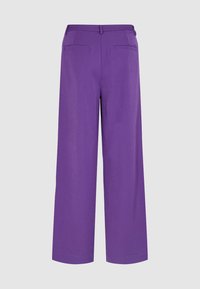 Pantalon large violet à texture lisse, doté de deux poches arrière et d'une ceinture ajustée, présentant un design épuré et minimaliste.