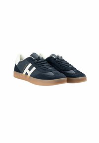 Zapatillas azul marino hechas de ante y materiales sintéticos, con un diseño de franjas blancas, una puntera acanalada y una suela de goma.