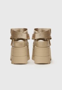 UGG GOLDENRISE - Platåsandaler - mustard seed