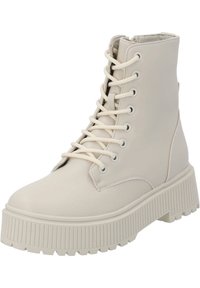 Bottine à lacets en cuir beige mat, dotée d'une semelle extérieure texturée et épaisse ainsi que de détails à œillets. Construction robuste avec bout arrondi.