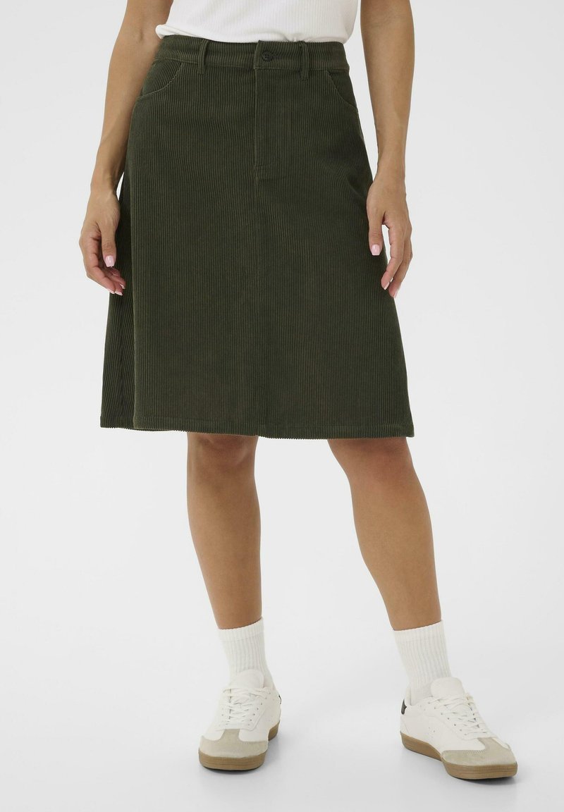 Olijfgroene corduroy rok met een fitted taille, knoopsluiting aan de voorkant en zijzakken; knielang met een rechte snit.