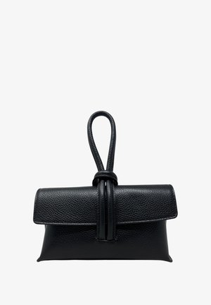 Mustan nahkan käärölaukku, jossa on teksturoitu pinta, solmittava yläkahva ja taiteltu muoto sulkemiseen.