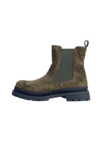 Botas de tobillo de ante verde oliva con paneles laterales elásticos, un acabado texturizado y una suela gruesa de goma negra. Tirador en la parte trasera para facilitar su puesta.