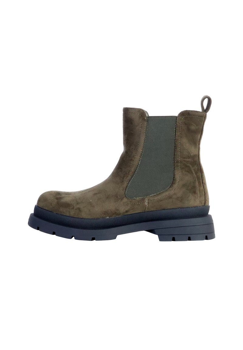Botas de tobillo de ante verde oliva con paneles laterales elásticos, un acabado texturizado y una suela gruesa de goma negra. Tirador en la parte trasera para facilitar su puesta.