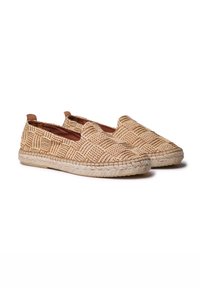 Tkané béžové espadrilky s textúrovaným vzorom, s pletenou jútovou podrážkou a mäkkým hnedým vnútorným podšívaním. Jednoduchý dizajn bez kovových prvkov.