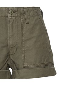 Shorts en coton vert olive avec fermeture par bouton, poches avant, passants de ceinture et ourlets retroussés sur fond blanc.
