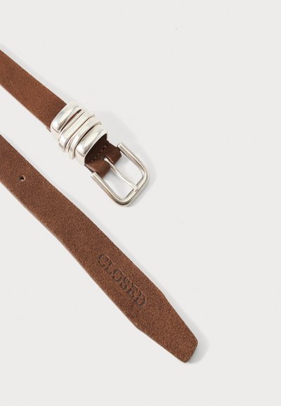 Ceinture en daim marron avec boucle argentée et trois anneaux argentés, affichant le nom de la marque « CLOSED » embossé près de l'extrémité pointue.