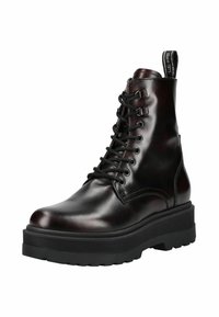 Bottines en cuir noir avec une finition brillante, bout rond, lacets à l'avant, et une épaisse semelle en caoutchouc avec des rainures horizontales.