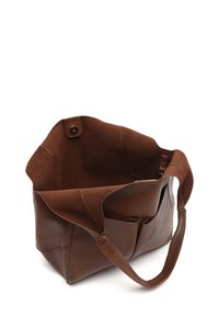 Borsa a spalla in pelle marrone con interno dalla texture morbida, design spazioso e manici piatti. Presenta numerosi scomparti e una chiusura a pulsante.