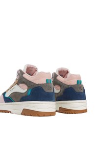 Wysokie trampki z mieszanką różowego, szarego i granatowego zamszu z akcentami z siateczki. Gumowa podeszwa, sznurowany fason i logo na boku.