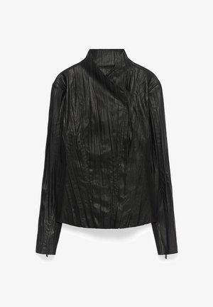 Schwarze Lederjacke mit einer einzigartigen gerunzelt-texturierten Oberfläche, ausgestattet mit einem hohen Kragen und langen Ärmeln, gestaltet mit einem asymmetrischen Vorderverschluss.