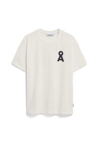 Witte katoenen t-shirt met korte mouwen en een ronde halslijn. Bevat een gestructureerd zwart lintachtig ontwerp op de linkerkant van de borst.