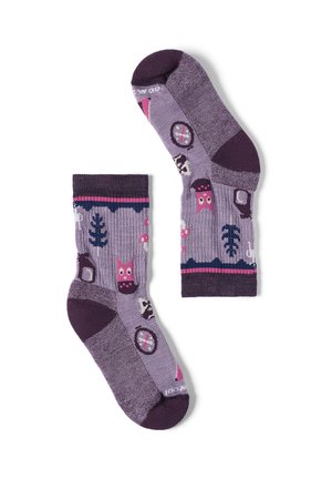 Par de calcetines tobilleros morados con dedos y talones de color púrpura oscuro, con estampados rosas de búho, árbol, seta y rueda.