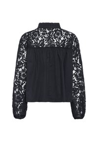 Sort bluse med lange spidsede ærmer, rynket krave og et sammensnoet rygdesign; har blomsterlignende spidsmønstre og en blød stoftekstur.