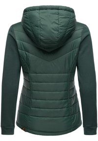 Jachetă verde cu glugă, având un design matlasat în partea superioară, material neted pe mâneci și o siluetă ajustată.