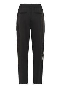 Pantaloni sportivi neri con vita elastica, dotati di due tasche posteriori e una striscia laterale bianca. Tessuto morbido, vestibilità affusolata.