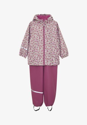 Wodoodporny zestaw odzieży wierzchniej składający się z różowo-kremowej kurtki z kapturem i wzorem, z elastycznymi mankietami oraz dopasowanych różowych spodni z odblaskowym paskiem.