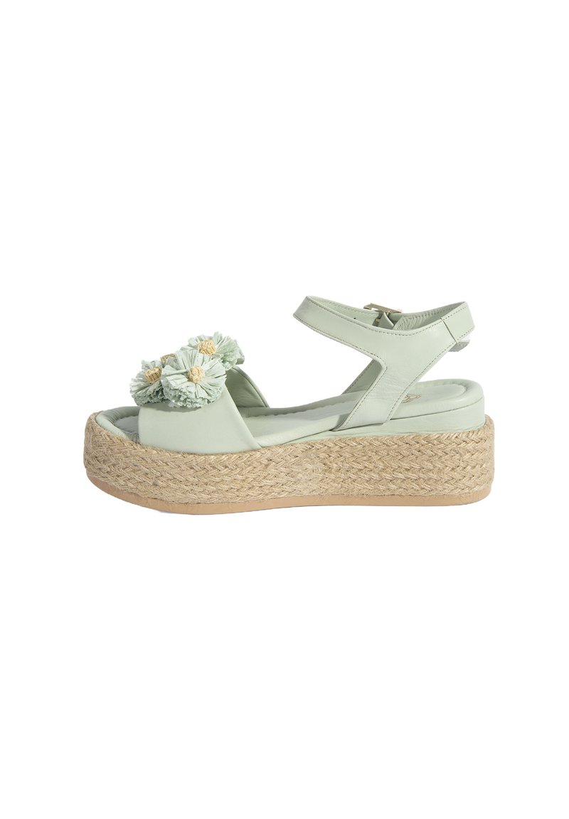 Hellgrüne Plateausandalen mit floralen Akzenten, aus glattem Leder und einer strukturierten Jutesohle. Mit verstellbarem Knöchelriemen.