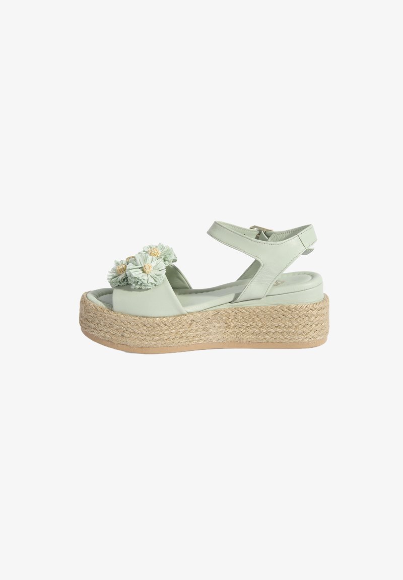 Hellgrüne Plateausandalen mit floralen Akzenten, aus glattem Leder und einer strukturierten Jutesohle. Mit verstellbarem Knöchelriemen.