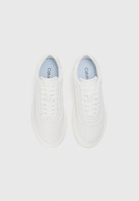 Adidași albi cu suprafață din faux piele netedă, vârf rotund și șireturi. Tălpile interioare de un albastru deschis sunt vizibile cu numele brandului. Design minimalist.