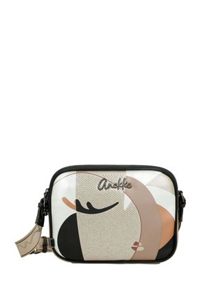 Borsa a tracolla rettangolare con design astratto di un volto in tonalità beige, nero e marrone, dotata di cerniera e tracolla regolabile.