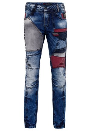 Blaue, geflickte Denim-Jeans mit verschiedenen strukturierten Einsätzen in helleren und dunkleren Farbtönen, detaillierten Nähten und Taschen.