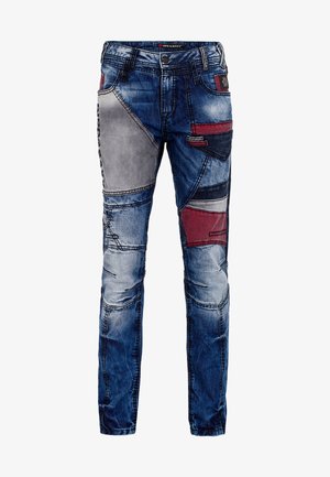 Blaue, geflickte Denim-Jeans mit verschiedenen strukturierten Einsätzen in helleren und dunkleren Farbtönen, detaillierten Nähten und Taschen.