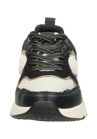 Zwarte en crème sneaker met een bovenwerk van mesh, leren accenten met textuur, dikke veters en een gewatteerde kraag. Opvallende rubberen zool.