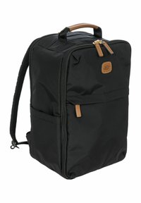 Zaino nero in nylon con forma rettangolare. Presenta una maniglia superiore in pelle marrone e tiranti per cerniera, e una tasca laterale per riporre oggetti.