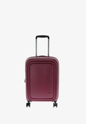 Valise rigide de cabine en bourgogne avec une finition texturée, dotée d'une poignée télescopique et de quatre roues pivotantes. Détail du logo gravé.