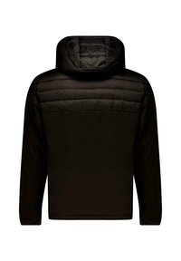 Veste noire isolante avec capuche, présentant un extérieur lisse, un design matelassé aux épaules et des manches longues. Coupe minimaliste, sans logos visibles.