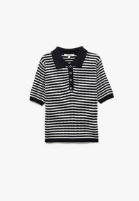 Polo de manga corta en blanco y negro, con un patrón a rayas tejido, un cuello clásico y una tapeta de cinco botones.