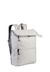 Lichtgrijze rugzak met een omvouwbare bovenkant, verstelbare schouderbanden, een voorvak met rits en een textuurstofafwerking. Accentkleuren zijn zwarte ritsen.