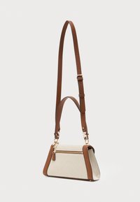 Barna bőrkivágásokkal, állítható pánttal, arany cipzárral és texturált anyagból készült testtel rendelkező világosbarna és bézs strukturált kézitáska.