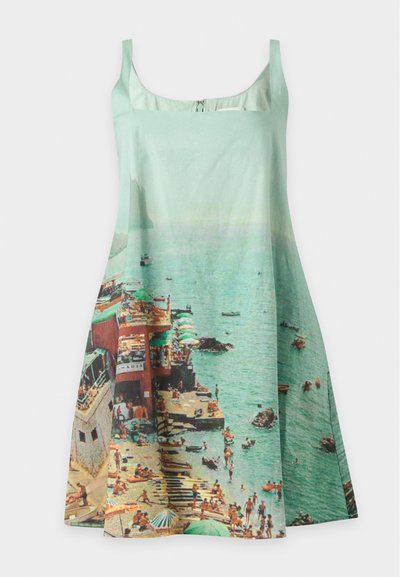 Robe sans manches vert clair avec une scène de bord de mer imprimée mettant en scène des baigneurs, des parasols, des bateaux et une jetée dans des couleurs douces.