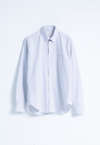 Camisa de botones a rayas en azul claro y blanco, con mangas largas, cuello clásico y dobladillo curvado. Material de algodón suave.