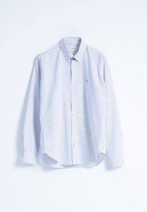 Camisa de botones a rayas en azul claro y blanco, con mangas largas, cuello clásico y dobladillo curvado. Material de algodón suave.