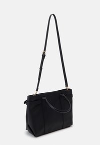 Sac à main rectangulaire noir avec deux poignées courtes et une longue bandoulière réglable, présenté sur un fond clair uni.