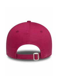 Gorra de béisbol color granate con un diseño estructurado, tejido texturizado y un clasp ajustable de plata en la parte posterior. Cuenta con un orificio de ventilación.