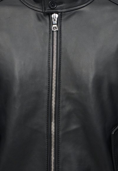 Μαύρο δερμάτινο μπουφάν με κεντρικό ασημένιο φερμουάρ και μαύρο γιακά με κουμπιά.