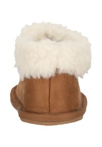 Braune Wildlederhausschuhe mit dicker, weißer, flauschiger Fleece-Verkleidung um den Knöchel, von hinten gezeigt.