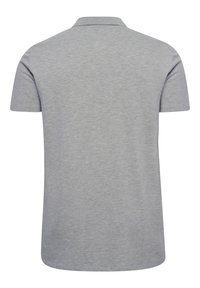 Camiseta polo de manga corta en color gris, hecha de una tela suave. Cuenta con un cuello clásico y una textura lisa y sólida sin patrones ni acentos visibles.